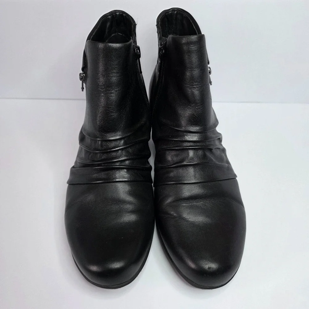 Earth Pegasus black leather ankle boots size 8.5